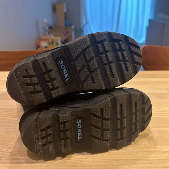 Sorel Snow boots . Size 13 . - Picture 3 of 4